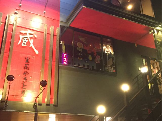 カウンター席と日本酒の棚